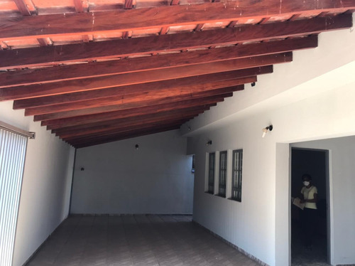 Imagem 2 de 11 de Casa Com 3 Dormitórios, 2 Banheiros, Sala, Cozinha Centro