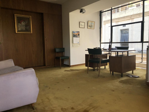 Oficina En Plaza Matriz En Edificio En Pleno Casco Histórico.