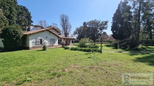 Hermosa Casa En Venta Sobre La Calle J.r Jimenez, En El Barrio Los Jazmines. Del Viso, Pilar