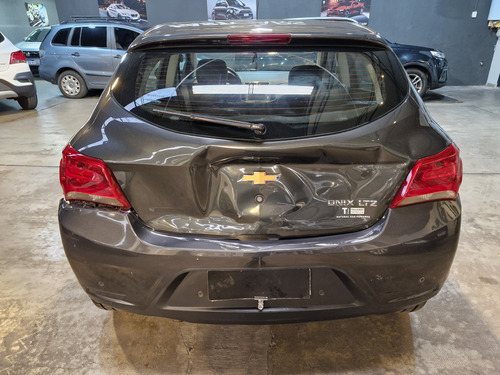 Chevrolet Onix -chocado-