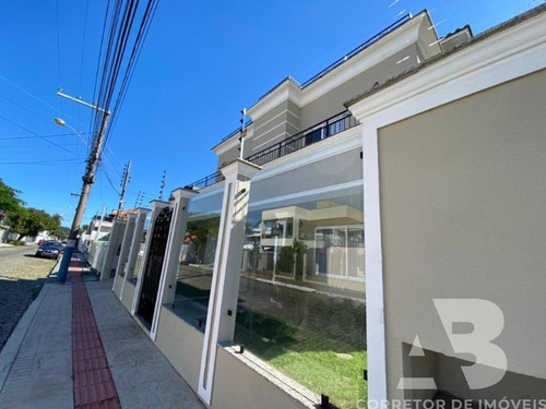 Imagem 2 de 25 de Casa Com 03 Pavimentos, Semi Mobiliada, 03 Suítes, Terraço, Sala De Jogos, Piscina, Churrasqueira, 03 Vagas De Garagem, Centro, Balneário Camboriú, Sc - Ca00056 - 70136947
