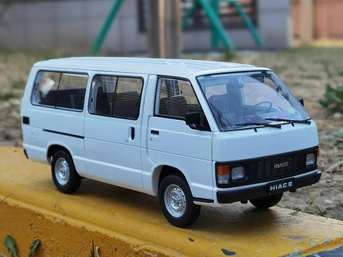 Kyosho 1/18 Toyota Hiace - A Pedido_exkarg