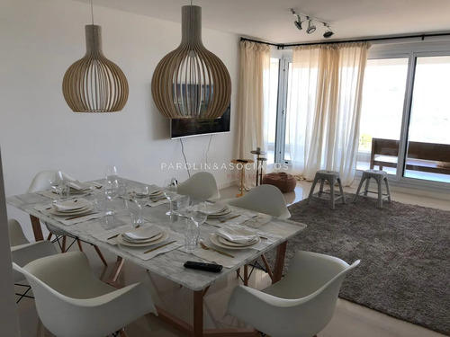 Se Vende Apartamento De 3 Dormitorios En Edificio Horizonte, Playa Mansa, Punta Del Este