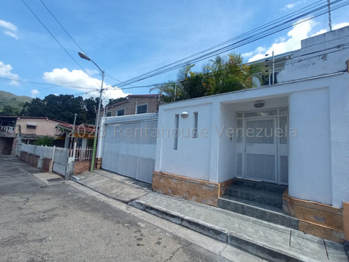 Hermosa Casa Quinta En Venta Urb Privada Del Castaño Solo 8 Propiedades Dos Niveles Lienzo En Blanco Todos Los Servicios Estef 24-5980