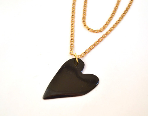 Imagen 1 de 4 de Collar Largo Con Dije Corazon Negro Y Cadena De Bronce, Cod1