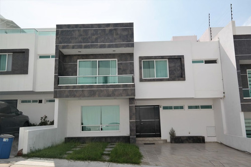 Imagen 1 de 30 de Renta Casas, Lomas De Juriquilla, Amueblada Y Amplio Jardin