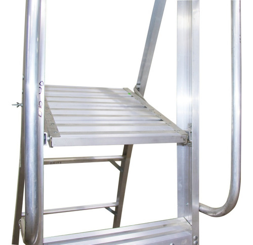 Escalera C/plataforma Pleg 4 Esc, Ruedas Y Barandal Akron Color Plateada