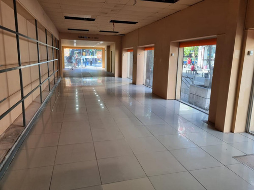 Imagen 5 de 14 de Local, Gran Esquina, 8 De Octubre Y Cipriano Miro , 300 M2 , Impecable !!