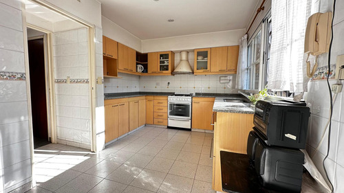 Casa En Haedo -oportunidad - 5 Ambientes - Parrilla - Quincho - Parque - Calefacción Central