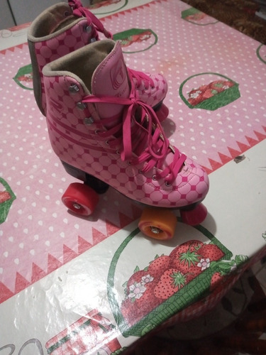 Imagem 2 de 3 de Vendemos Um Patins Com 04 Rodas A Cor Pik.