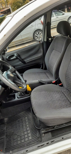 Imagem 10 de 13 de Chevrolet Corsa Sedan 2003 1.6 Classic 4p