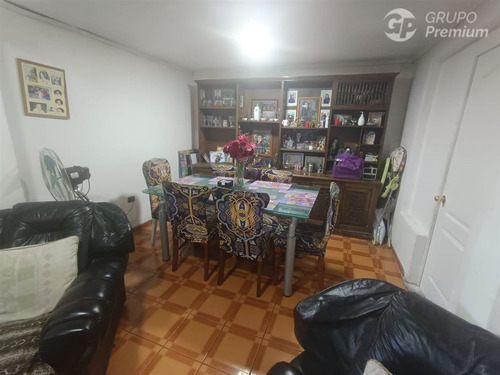 Casa Esquina En Venta De 5 Dorm. En Estación Central,