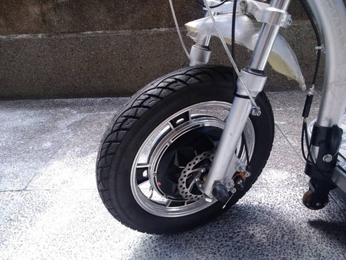 Imagen 7 de 10 de Scooter O Patinete Eléctrico Con Asiento De Tres Ruedas.