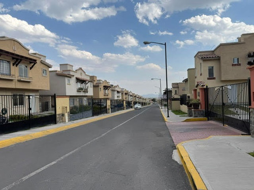 Casa Sola, Amplia ,en Renta, De 2 Niveles,de 2 Recamaras, 2 1/2 Baños, 2 Estacionamientos, Terraza Con Pérgola, Amenidades, Fraccionamiento Real Madeira Fase Iv, Pachuca De Soto, Hidalgo