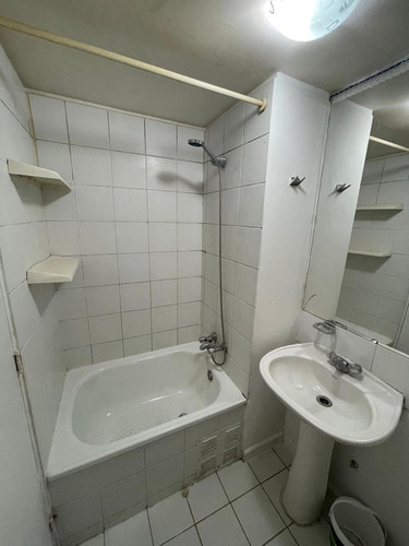 Departamento En Calle Arturo Prat, Metro Matta, Santiago.