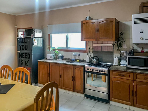 Venta/permuta - Casa De Pasillo Único - 2 Dormitorios - Azcuénaga, Rosario