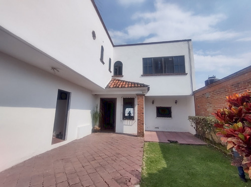 Casa En Venta En La Col. El Miraval, Cuernavaca Morelos.