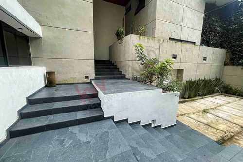 Espectacular Casa En Venta En Bosques De Las Lomas, Varios Niveles Con Jardín Y Remodelada