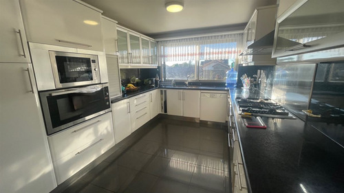 Casa En Venta De 5 Dorm. En Concón