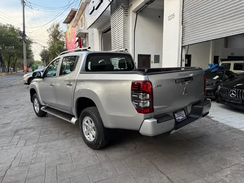 Mitsubishi L200 2.4 Cabina Doble 4x2 Mt