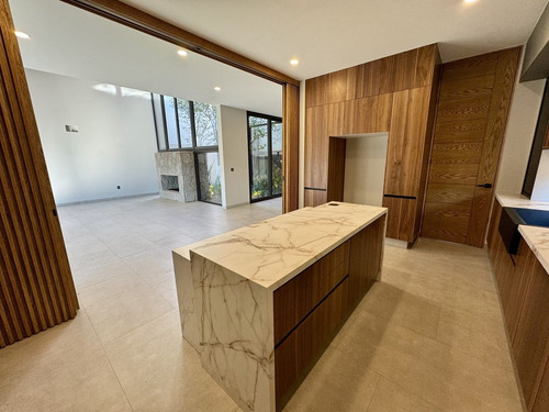 Residencia De Lujo Con Alberca, Área Verde Posterior- Altozano