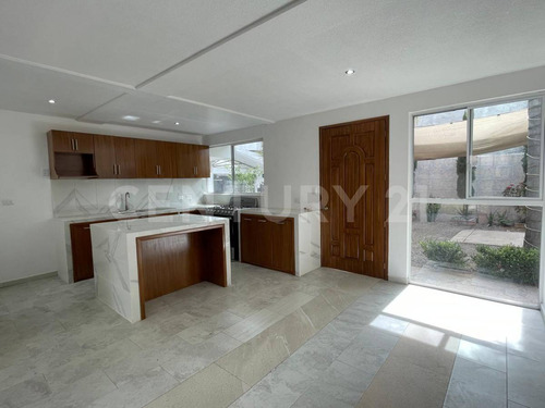 Venta De Casa, 3 Recamaras Con Closet, 3 Baños, Amplio Jardín Con Terraza
