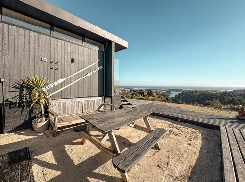 Casa En Venta En Pichilemu, Con Gran Vista Al Mar