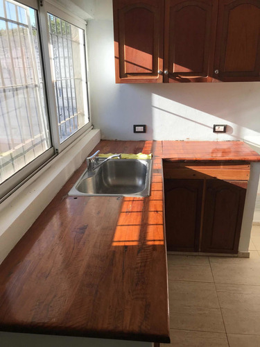 Vendo Casa En San Nicolás De Los Arroyos, 6 Años De Construccion Nueva , 2 Dorm. Garage Para 2 Autos.