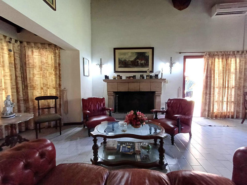 Casa Con Hermoso Parque Y Piscina En Manuel Alberti