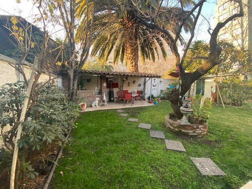 Casa En Venta De 4 Dorm. En Ñuñoa