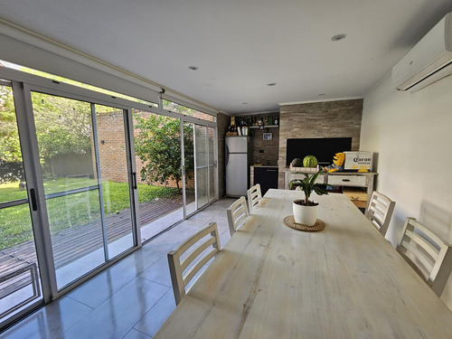 Impecable Triplex Con Jardin En Barrio Cerrado