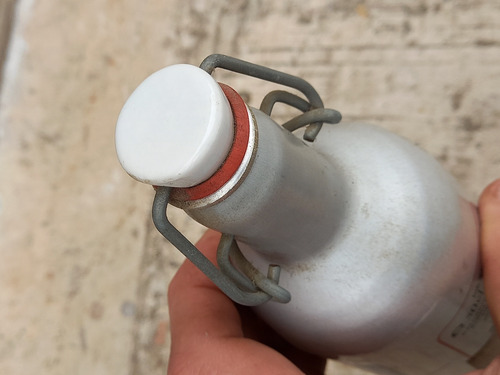 C-antigua Botella De Cerveza En Aluminio C/tapon Ceramico (Usado)