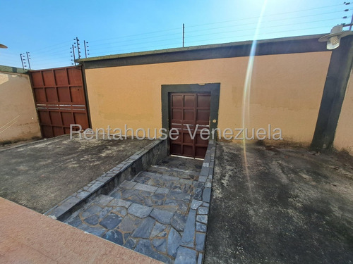 Luis Quiroz Vende Casa Con Amplio Metraje En El Trigal Norte Valencia, Ideal Para Ser Remodelada Lq 25-20597