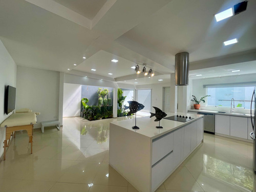 En Venta Moderna Y Lujosa Casa Ubicada En La Urb Avp Colinas De Carrizal. Rz
