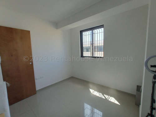 Moderno Apartamento En Venta Concepto Amerciano Remodelado Conjunto Privado Las Carolinas Turmero Vigilancia Pozo Estef 24-3492