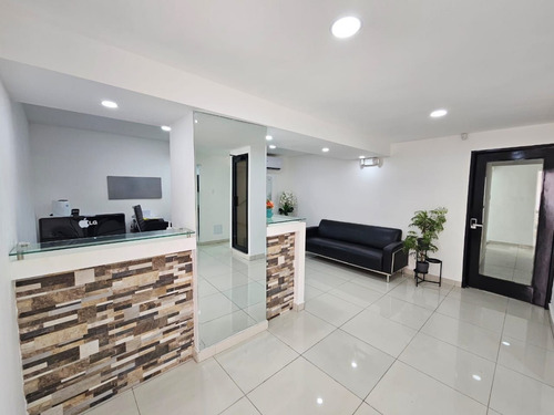 Local Comercial Con 5 Espacios Para Oficina En Naco, Santo Domingo, Con Aire Y Cocina, 1er Nivel
