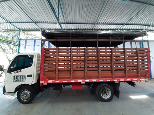 Hino Dutro City 300 Modelo 2014 Estacas.