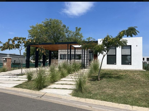 Ricordi Negocios Inmobiliarios, Casa En Santa Elena, Pilar Del Este.