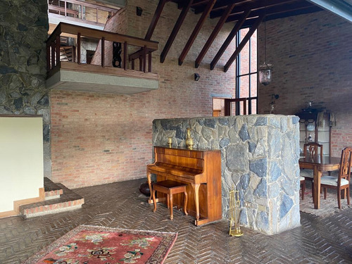 Se Vende Casa 800m2,4h/4b/10p. Cerro Verde.