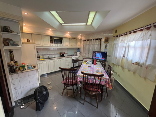 Casa De 4 Ambientes Con Garage Muy Buena Ubicación Y Excelente Estado.