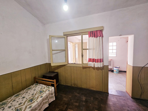 Excelente Casa De 3 Dormitorios Con Jardin En Barrio Correo