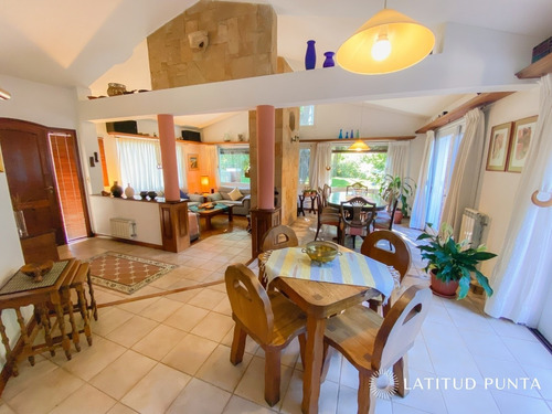 Residencia En Cantegril- Ref: 935