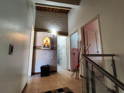 Naudy Escalona & Maribel Morillo Asesores Inmobiliarios De Rentahouse Venden Excelente Casa En Zona Av. Intercomunal De Cabudare