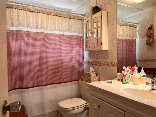 Casa En Venta De 5 Dorm. En Ñuñoa