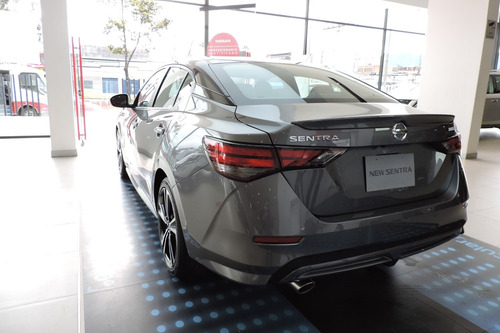 Nissan Sentra, Motor 2.0 Modelo 2022, Gris 5 Puertas