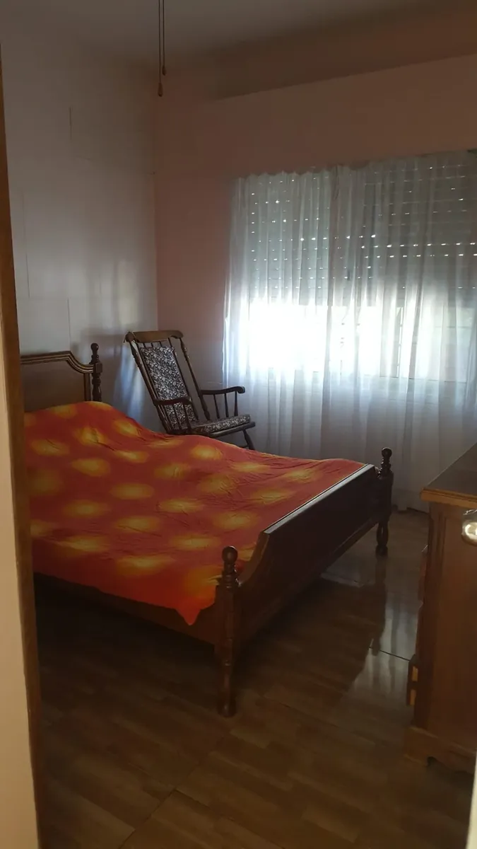 Casa Luminosa Y Ventilada. Garage Techado. Estufa A Leña. Parrillero Techado Con Pileta Mesada Y Lugar De Lavarropas. Galpón Tipo Cuarto Con Ventana. Aberturas Con Rejas, Persianas Y Mosquiteros · Foto 3