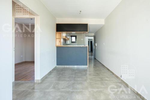 Departamento Venta 2 Dormitorios Con Cochera Y 2 Patios. Oportunidad
