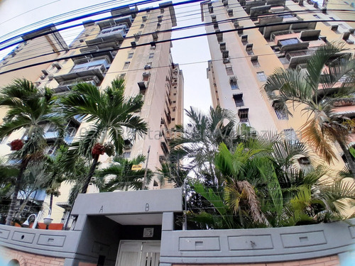 Apartamento Ubicado En Uno De Los Mejores Conjuntos De La Urbanización El Centro 24-17392 Ec