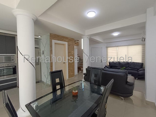 Gjg 25-13679 En Venta Townhouse De Tres Niveles En Cagua Ubicado En Un Exclusivo Conjunto Privado Urb Corinsa Gjg