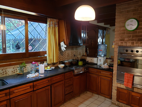 Chalet Con Gran Lote En Zona Residencial De Temperley!